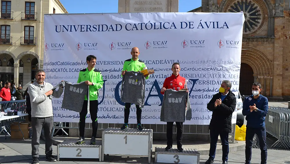 Podio de la carrera homenaje a los 25 años de la UCAV