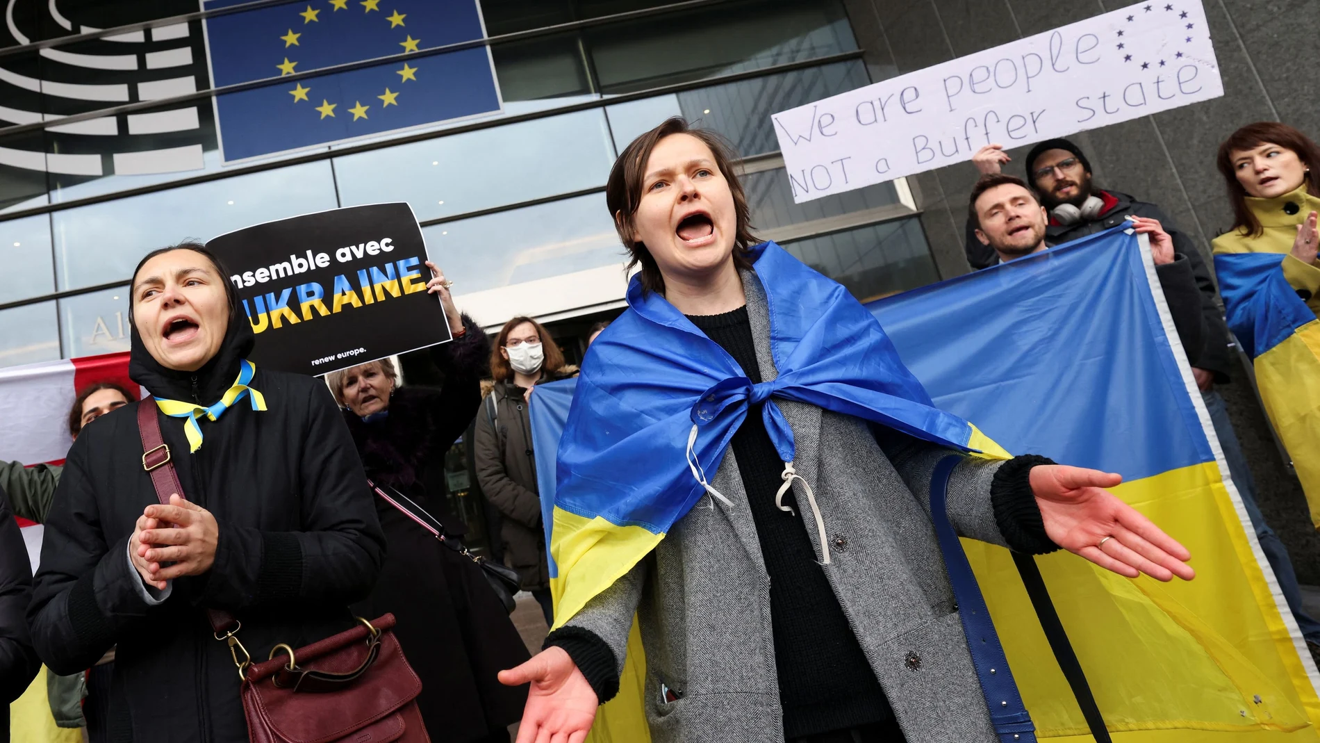 Manifestación a favor de Ucrania y contra la invasión rusa frente al Parlamento Europeo en Bruselas