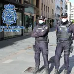 Agentes de Policía Nacional en el centro de Granada. POLICÍA NACIONAL