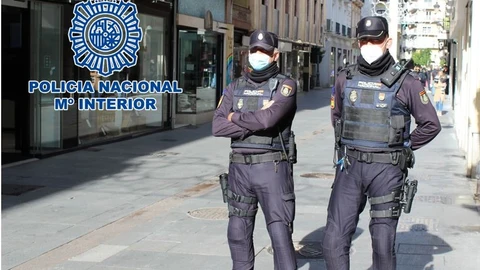 Agentes de Policía Nacional en el centro de Granada. POLICÍA NACIONAL