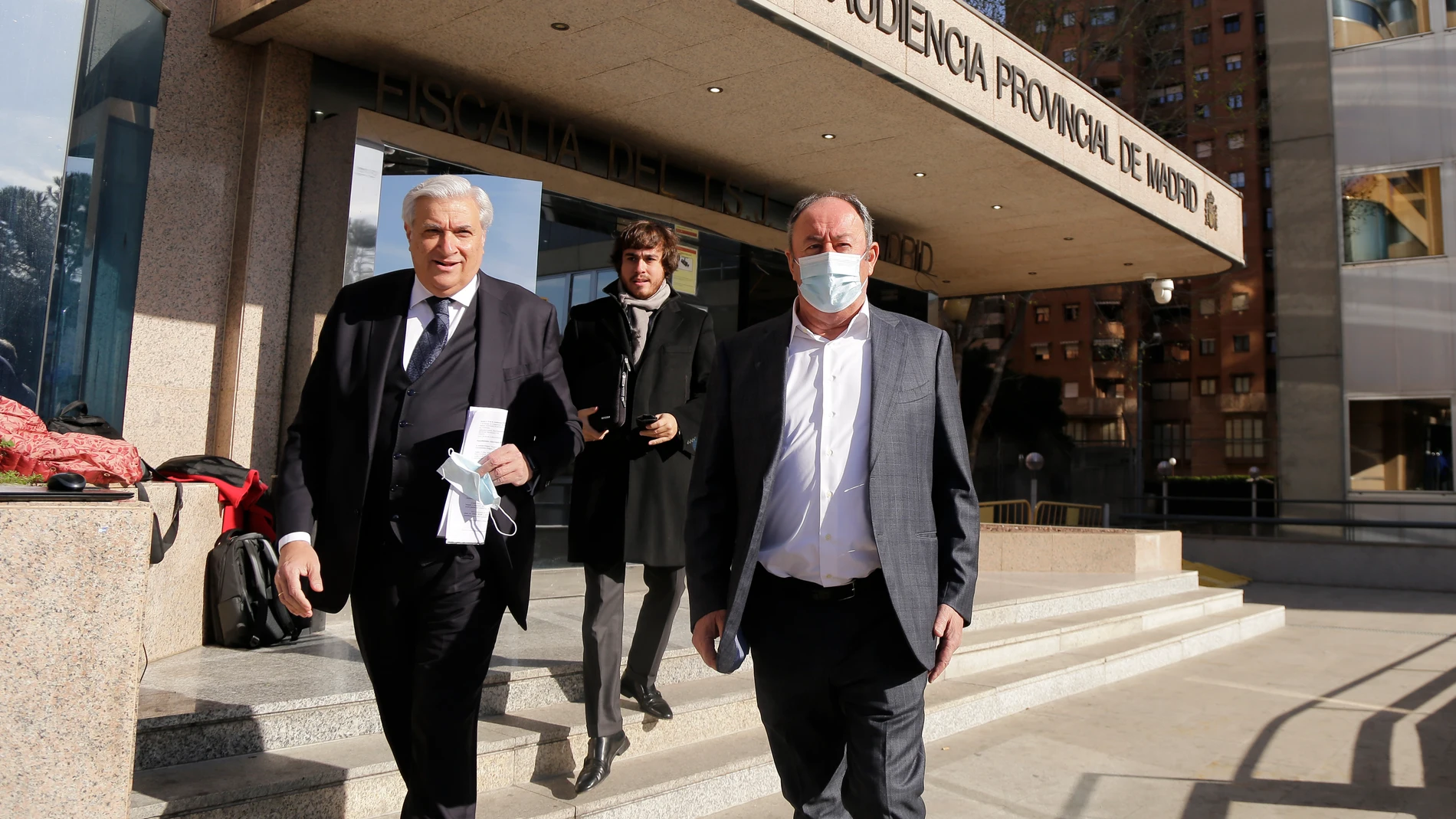 Luis Miguel Rodríguez a la salida de la Audiencia Provincial de Madrid acompañado por sus abogados, a 01 de marzo de 2022, en Madrid (España).