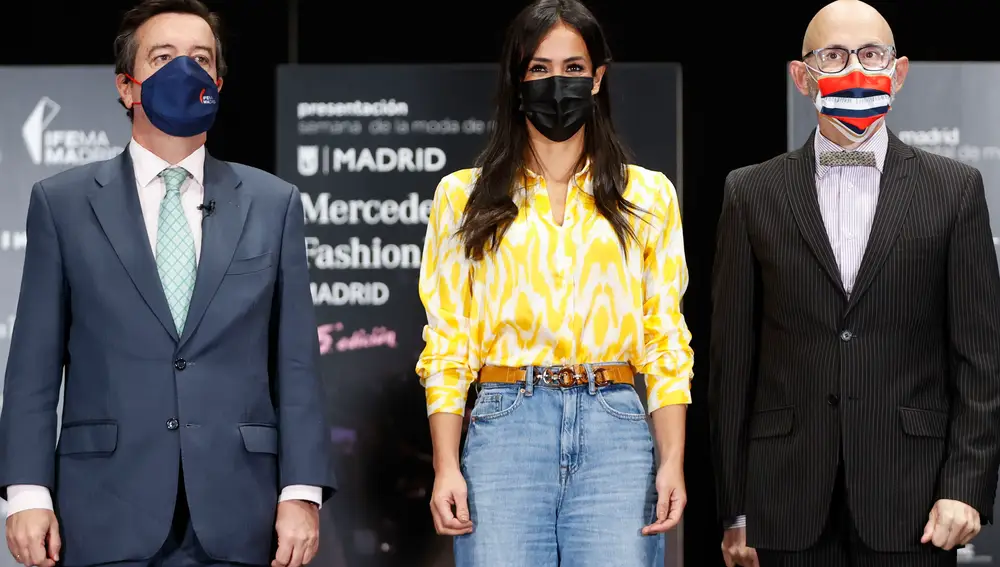La vicealcaldesa de Madrid, Begoña Villacís (c), junto al director general de IFEMA, Eduardo López-Puertas (i), y el diseñador y presidente de la Asociación Creadores de Moda de España (ACME), Modesto Lomba, durante la presentación de la 75º edición de la Mercedes-Benz Fashion Week