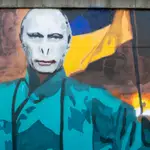 Un mural antibélico que muestra a Lord Voldemort, el principal villano y antagonista de la serie de novelas &#39;Harry Potter&#39; de J. K. Rowling, con el rostro del presidente ruso Vladimir Putin