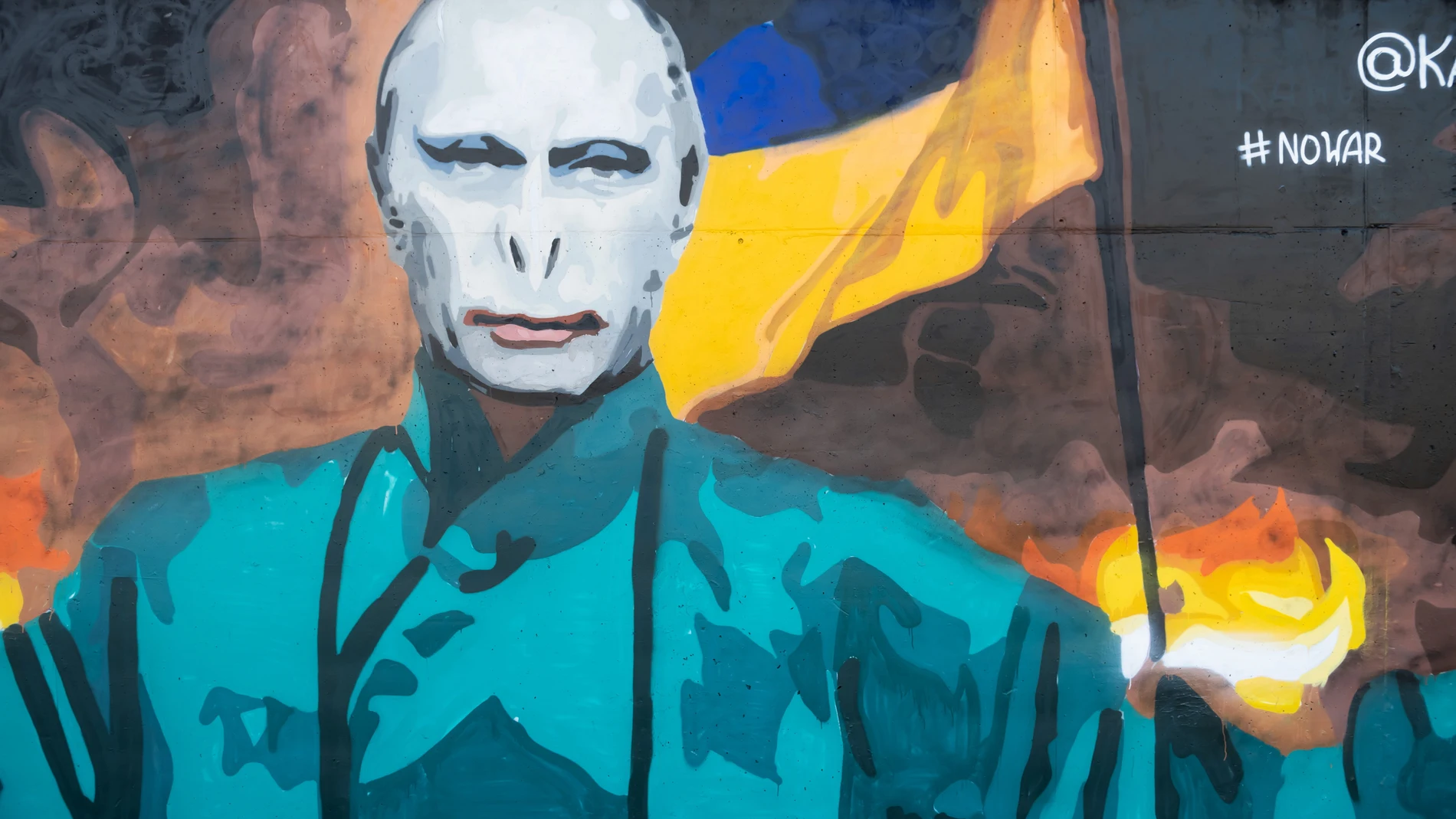 Un mural antibélico que muestra a Lord Voldemort, el principal villano y antagonista de la serie de novelas 'Harry Potter' de J. K. Rowling, con el rostro del presidente ruso Vladimir Putin