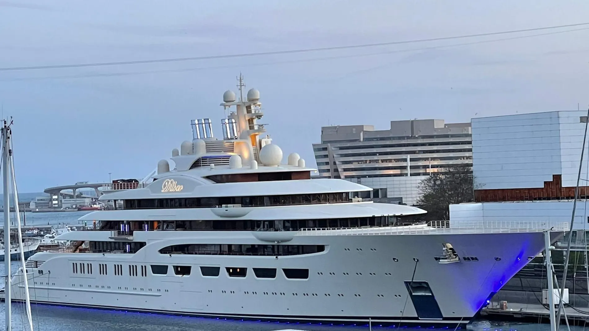Uno de los yates de Roman Abramovich en el puerto de Barcelona