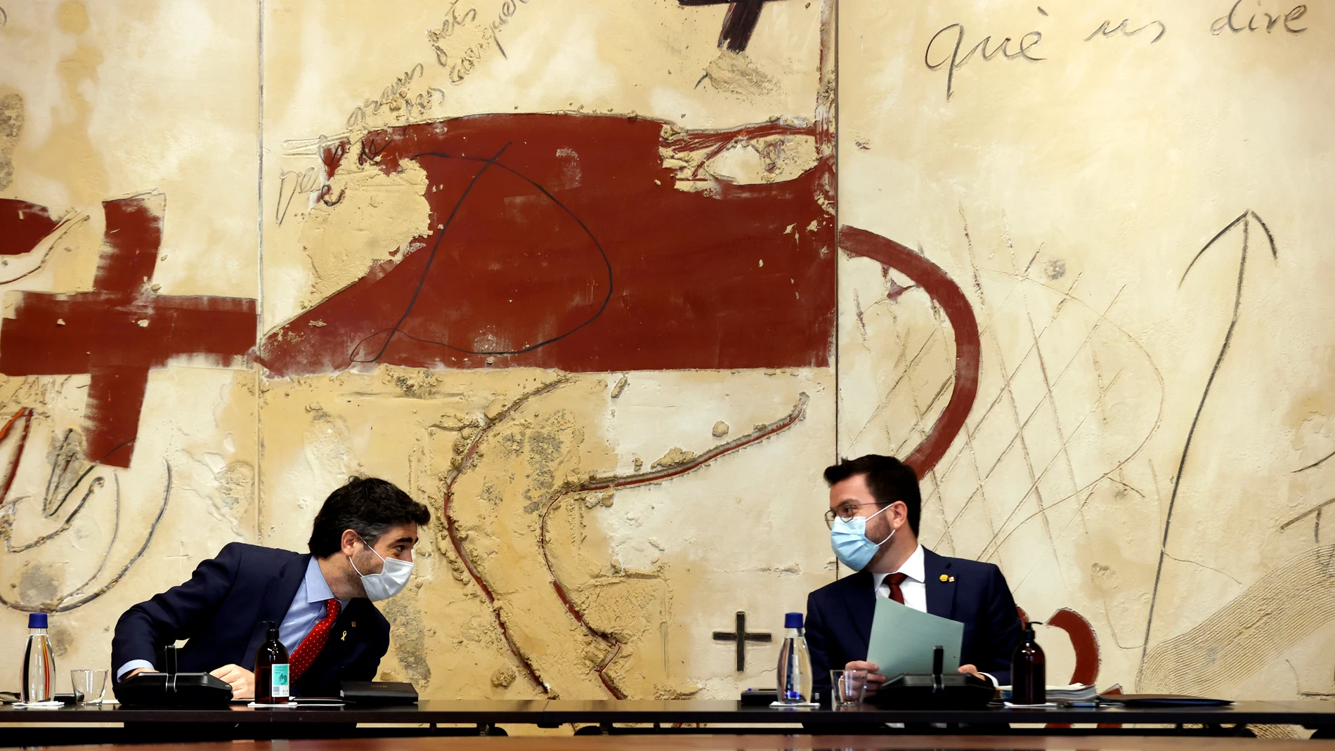 El presidente de la Generaliat, Pere Aragonès, y su vicepresidente Jordi Puigneró (i), durante la reunión semanal del Govern, celebrada este martes a la espera de que se concrete la fecha de la próxima reunión de la mesa de diálogo sobre Cataluña.