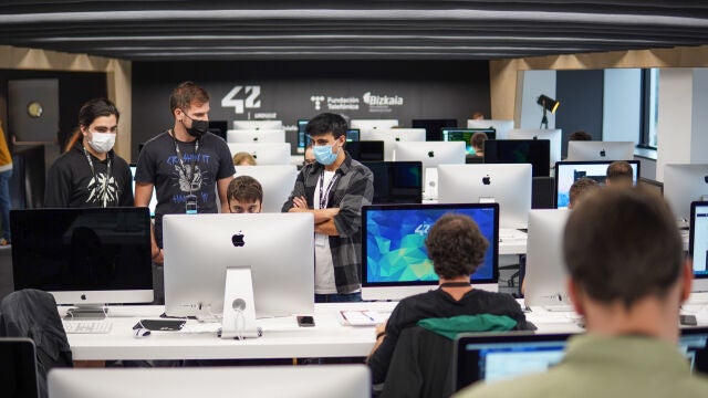 Estudiantes en el Campus 42 Madrid