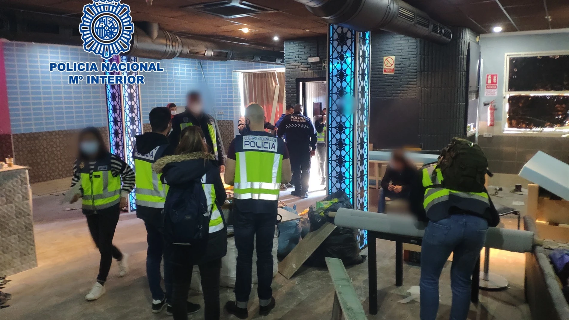 Los agentes de la UCRIF llevaron a cabo, junto a Inspección de Trabajo y Policía Local de Alhama de Murcia un operativo que culminó con la recopilación suficiente de indicios para vincular a los detenidos con un delito contra el derecho de los trabajadores