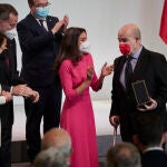 El actor Antonio Resines recibe una de las medallas de oro al Mérito en las Bellas Artes 2022, en el Palacio de Congresos y Auditorio de Navarra, 2 de marzo de 2022, en Pamplona, Navarra (España). Las Medallas de las Bellas Artes 2022 son otorgadas a personas o entidades que destaquen en el campo de la creación artística y cultural o hayan prestado notorios servicios en el fomento, desarrollo o difusión del arte y la cultura o en la conservación del patrimonio artístico. 02 MARZO 2022;PAMPLONA;NAVARRA;MEDALLAS DE ORO;BELLAS ARTES 2022 Eduardo Sanz / Europa Press 02/03/2022