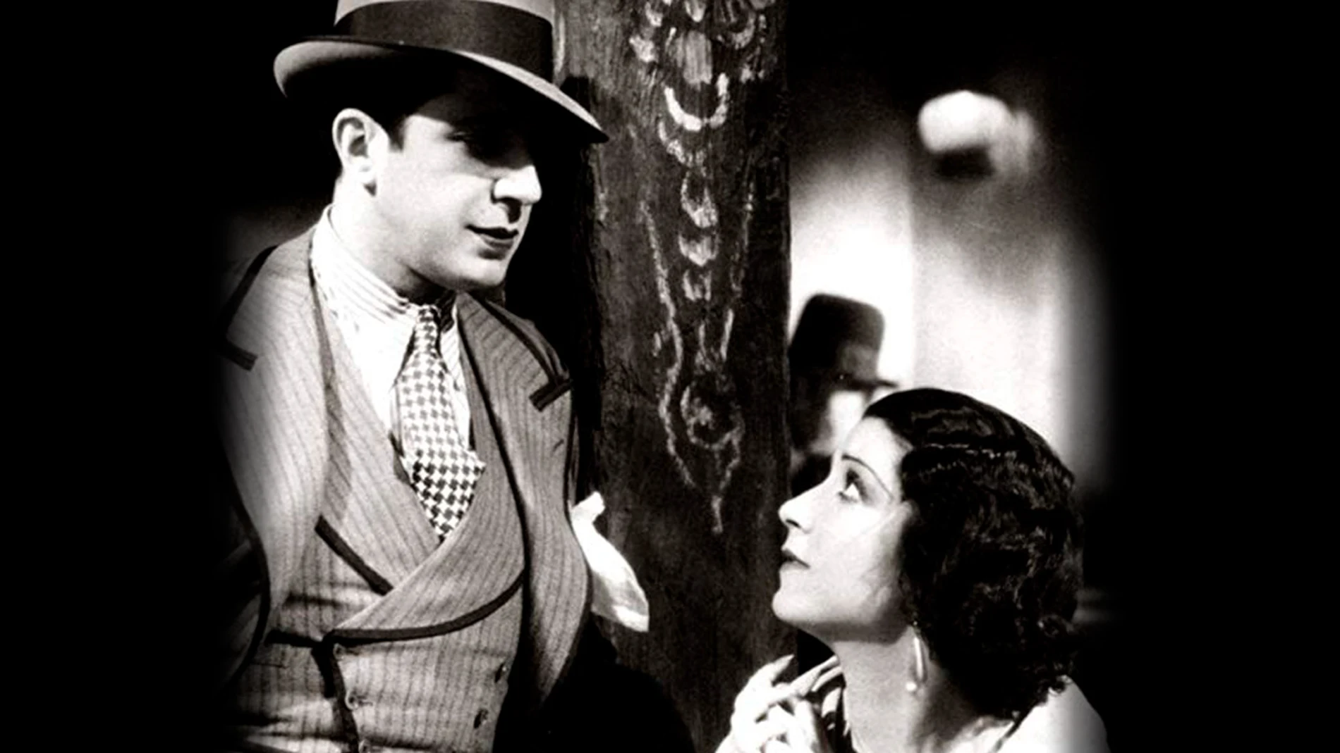 Carlos Gardel (izq.) en "Melodía de arrabal", de 1933