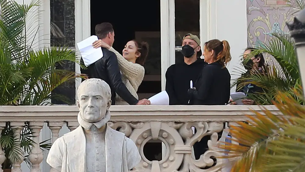 La cantante y actriz estadounidense Jennifer López ensaya una de las escenas de la película &quot;The mother&quot; en uno de los balcones del Gabinete Literario de Las Palmas de Gran Canaria. EFE/ Elvira Urquijo A.