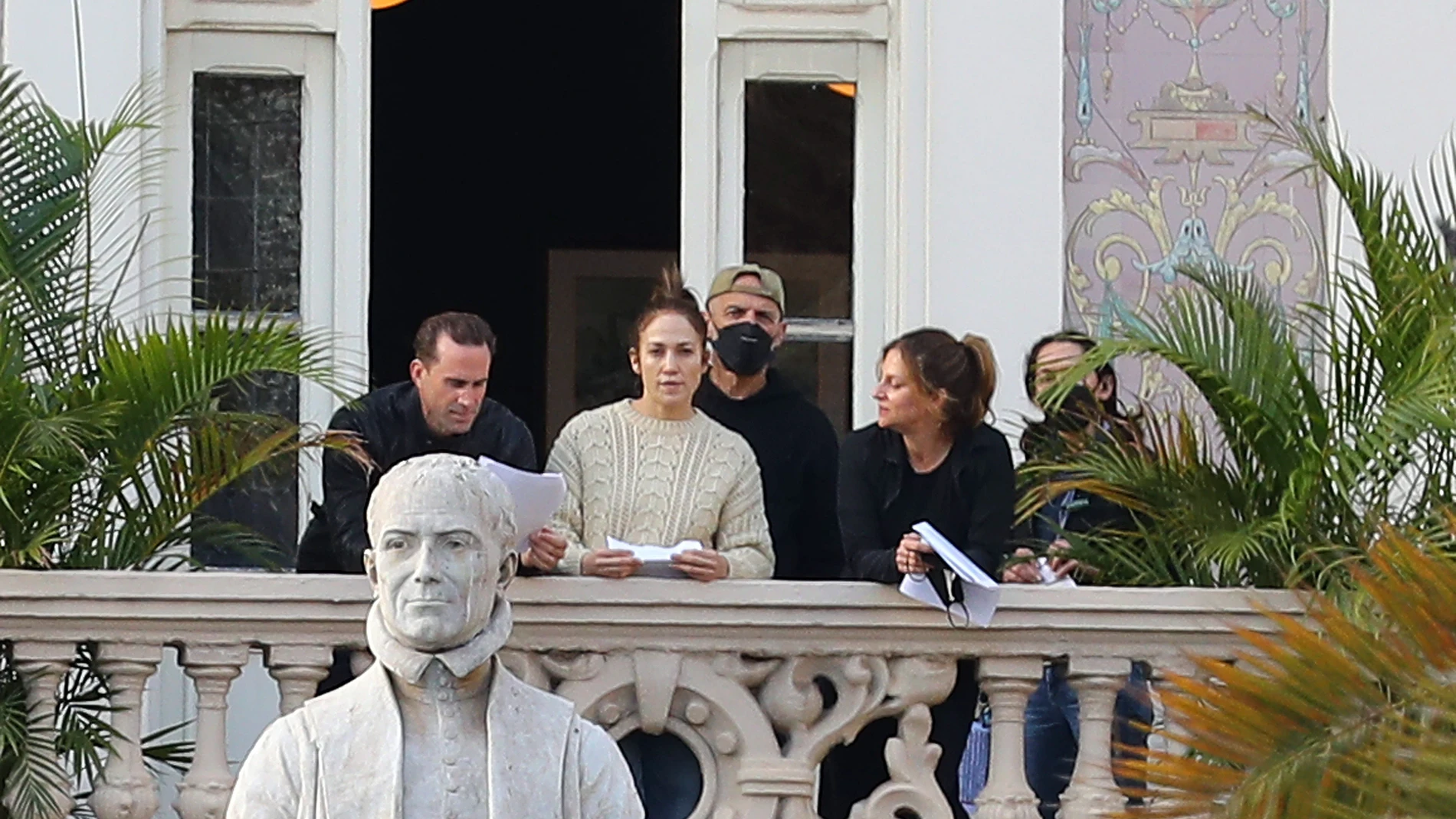 La cantante y actriz estadounidense Jennifer López (2i) ensaya una de las escenas de la película "The mother". EFE/ Elvira Urquijo A.