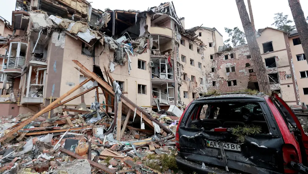 Así ha quedado una zona residencial en Irpin, en la región de Kiev tras el ataque del Ejército ruso, ayer