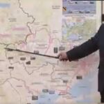 El presidente de Bielorrusia, Alexander Lukashenko, señala el mapa con los posibles planes de la invasión rusa