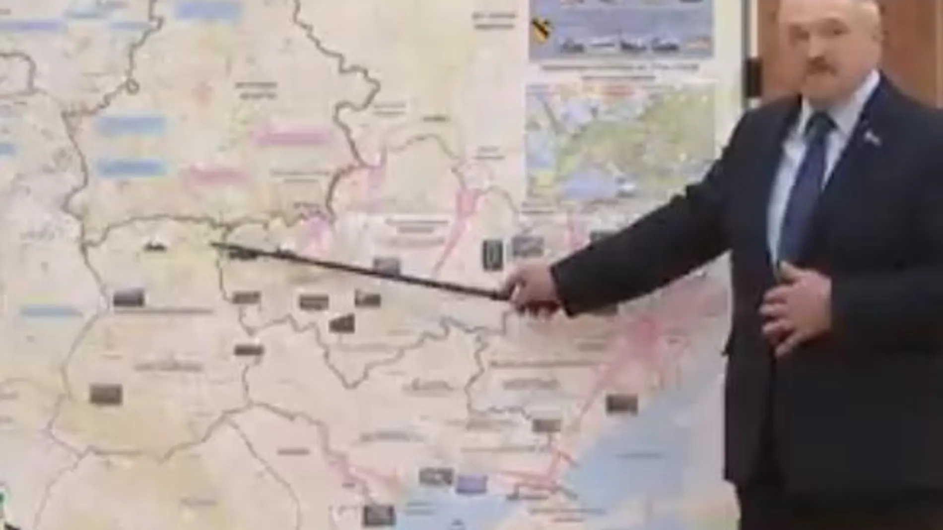 El presidente de Bielorrusia, Alexander Lukashenko, señala el mapa con los posibles planes de la invasión rusa