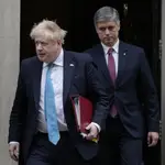 El primer ministro, Boris Johnson, con el embajador de Ucrania, Vadim Prystaiko