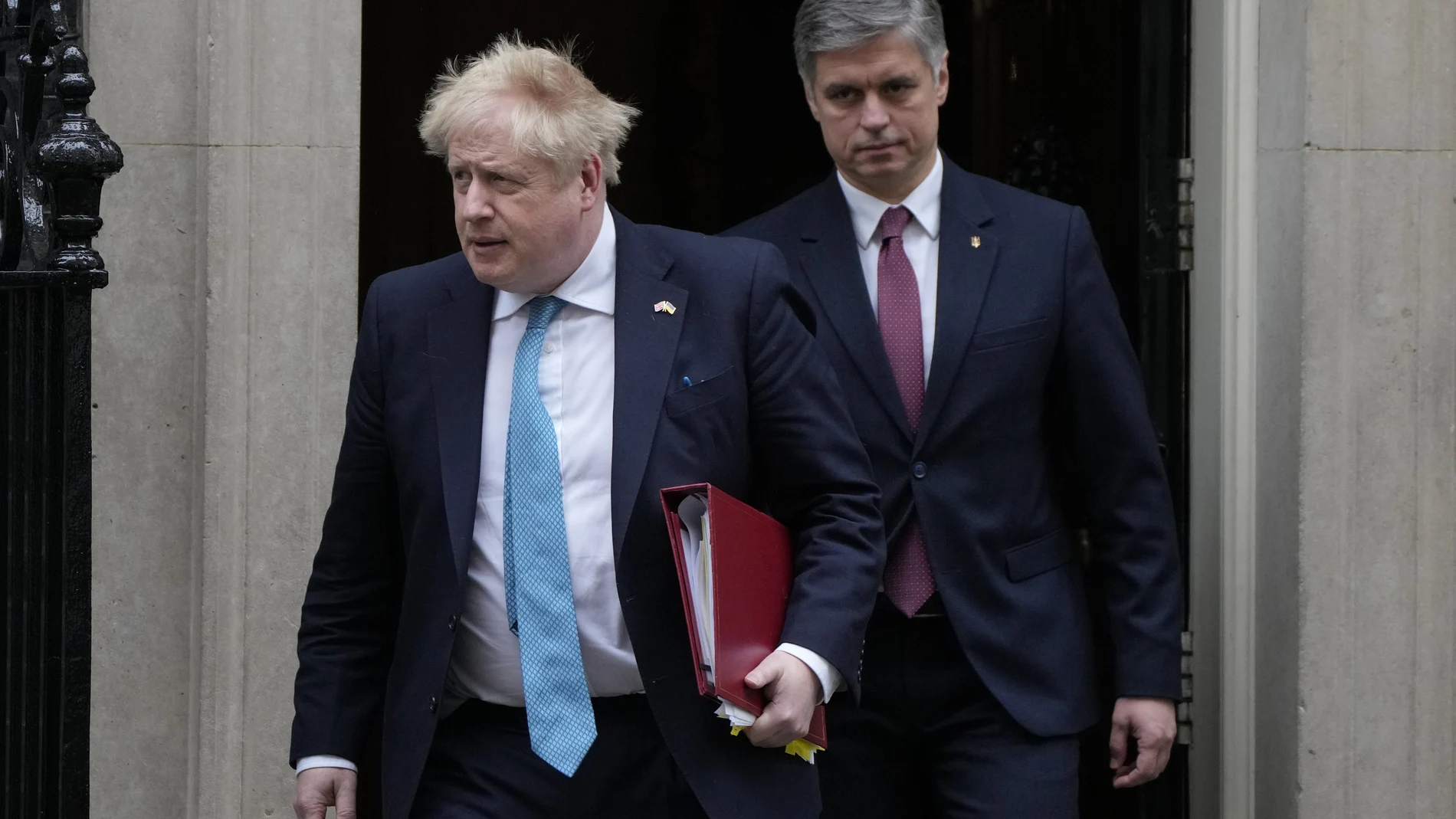 El primer ministro, Boris Johnson, con el embajador de Ucrania, Vadim Prystaiko