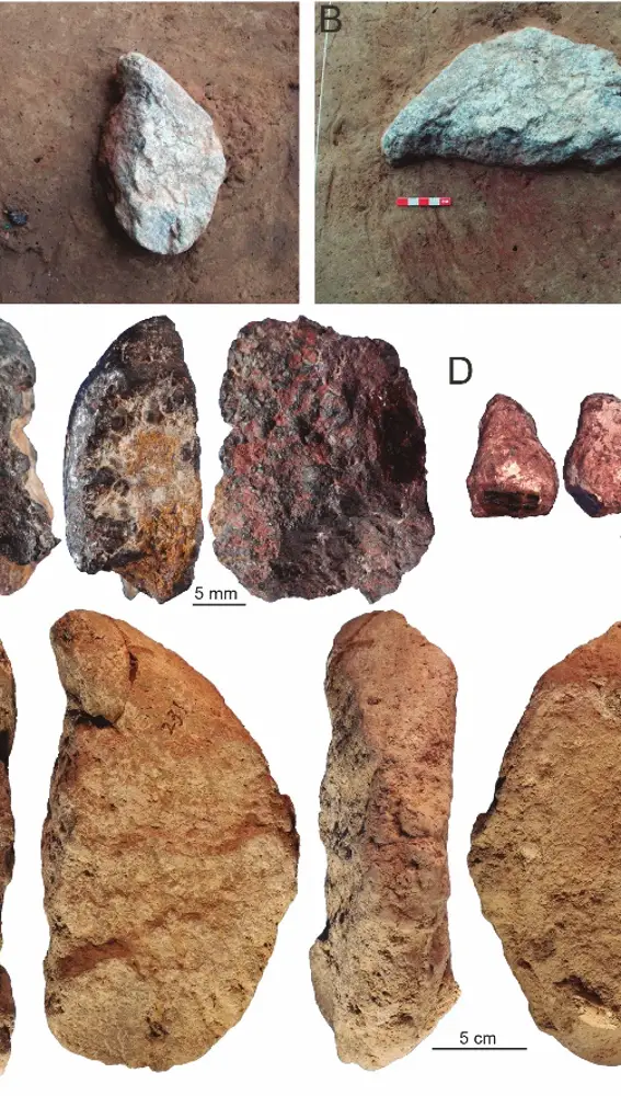 Artefactos que yacen en un parche de sedimento teñido de rojo