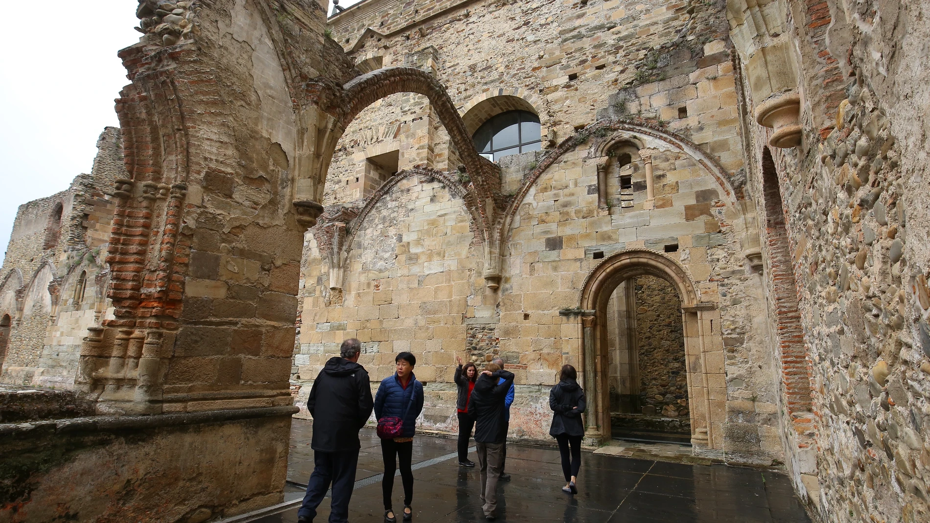 Turistas visitando el Monasterio de Carracedo, en León