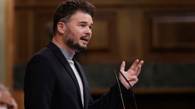 El portavoz de ERC en el Congreso, Gabriel Rufián interviene en la sesión plenaria en el Congreso este miércoles. EFE/ Emilio Naranjo