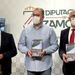 El vicepresidente segundo de la Diputación de Zamora, Jesús María Prada, presenta el libro "Semana Santa en Bercianos de Aliste. Un patrimonio cultural inmaterial de Europa", junto a Fernando González, y el autor de la publicación, José Luis Alonso