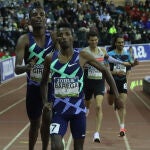 El campeón olímpico etíope Selemon Barega llega en primer lugar a la meta, seguido por su compatriota Lamecha Girma, en la prueba de 3000 metros del World Athletics Indoor Tour Gold de Madrid. Por detrás, los españoles Mechaal y Katir