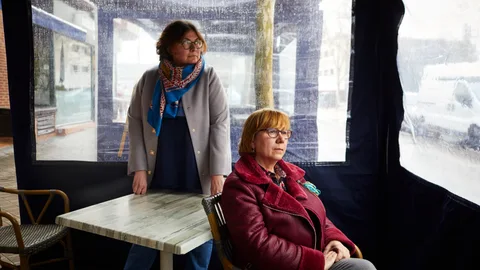 Irina Sinelnik (en pie) y Galyna Koryzma posan tras la conversación mantenida esta semana en Madrid