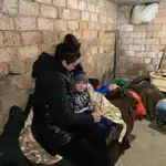 La prima de Yana, Daria, con su hijo David refugiados en un sótano en Ucrania