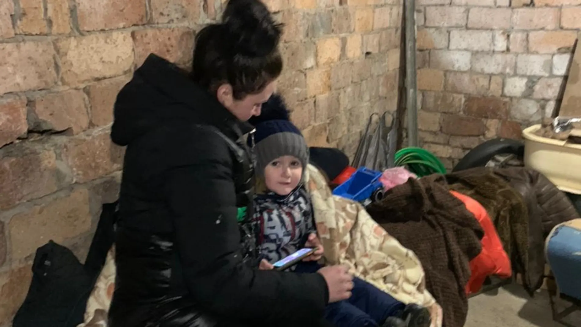 La prima de Yana, Daria, con su hijo David refugiados en un sótano en Ucrania