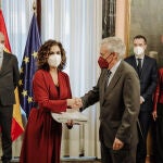 La ministra de Hacienda, María Jesús Montero, recibe el Libro Blanco para la reforma del sistema tributario de la mano del presidente del Comité de Expertos, Jesús Ruiz-Huerta, a 3 de marzo de 2022, en Madrid