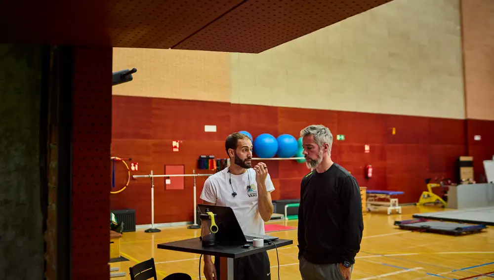 Fernando Rivas y Guillermo Sánchez, el preparador físico, consultan los datos del entrenamiento en el ordenador