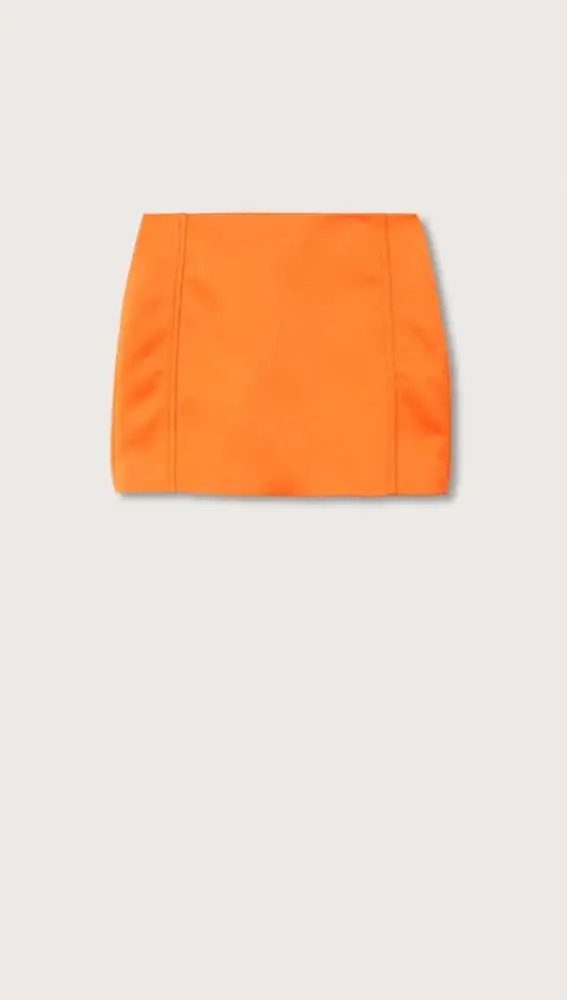 Minifalda naranja con diseño recto.