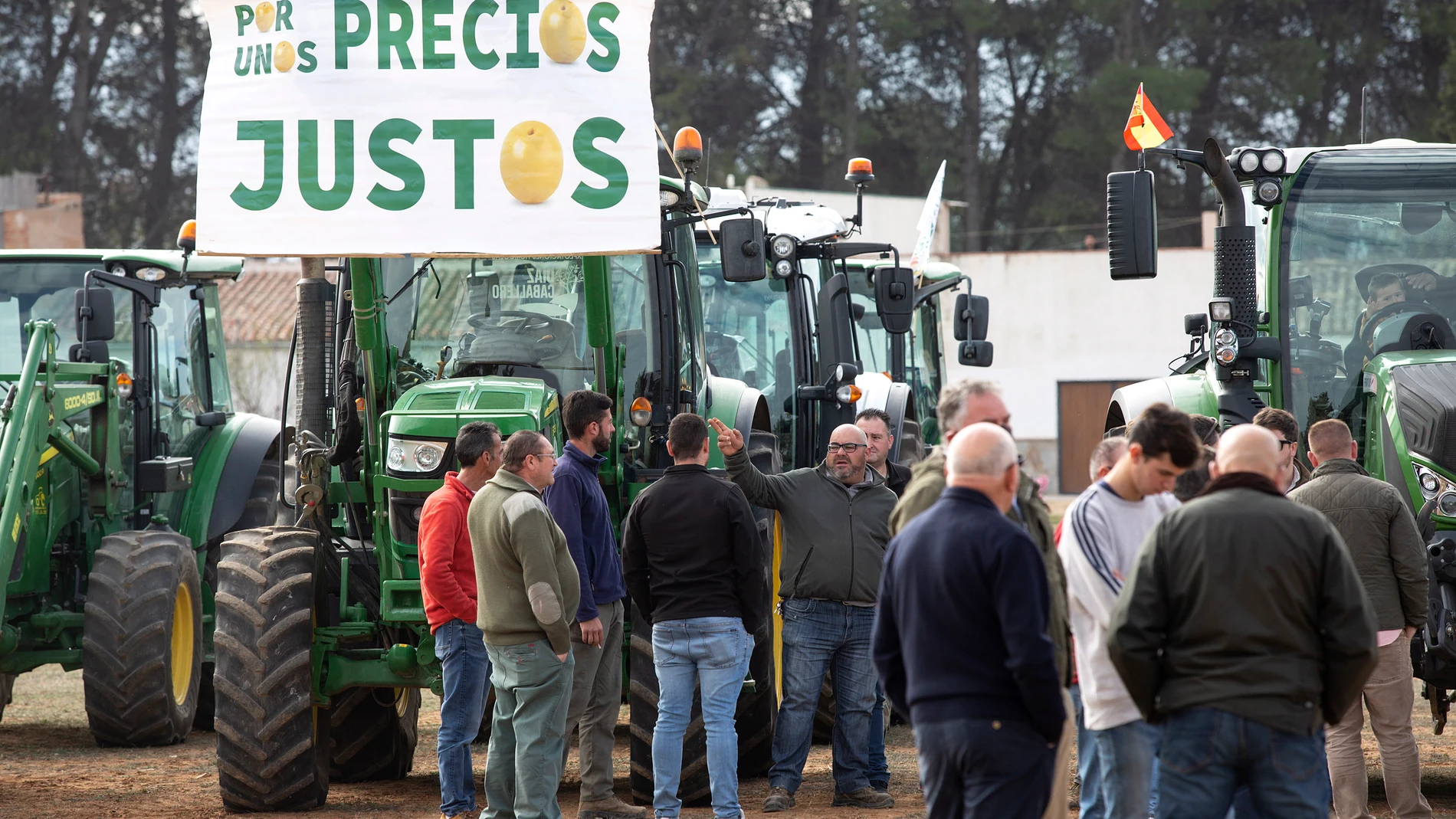 Agricultores y ganaderos concentrados antes de la manifestación que han realizado con numerosos tractores por un tramo de la A-92 en Antequera (Málaga). EFE/Daniel Pérez