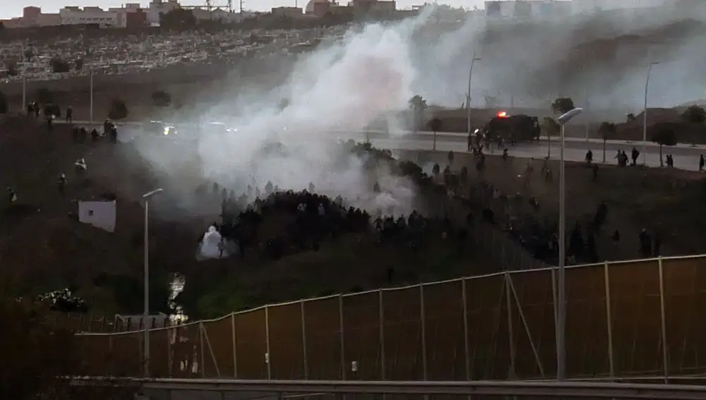 Decenas de migrantes saltan la valla fronteriza de la ciudad de Melilla