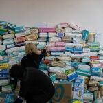 Varias personas participan en un centro de arte usado como almacén para recopilar comida, ropa y medicamentos, en el octavo día desde el inicio de la guerra en Ucrania, en Lviv (Ucrania).
