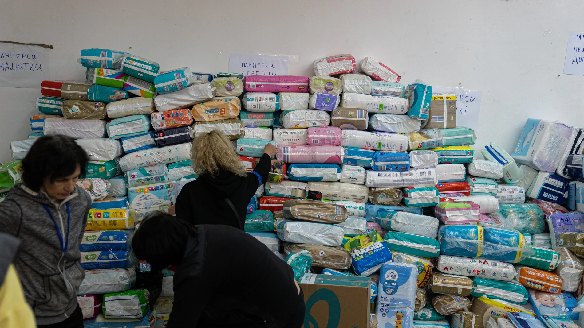 Varias personas participan en un centro de arte usado como almacén para recopilar comida, ropa y medicamentos, en el octavo día desde el inicio de la guerra en Ucrania, en Lviv (Ucrania).