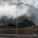 Decenas de migrantes saltan la valla fronteriza de la ciudad española de Melilla con Marruecos, ayer