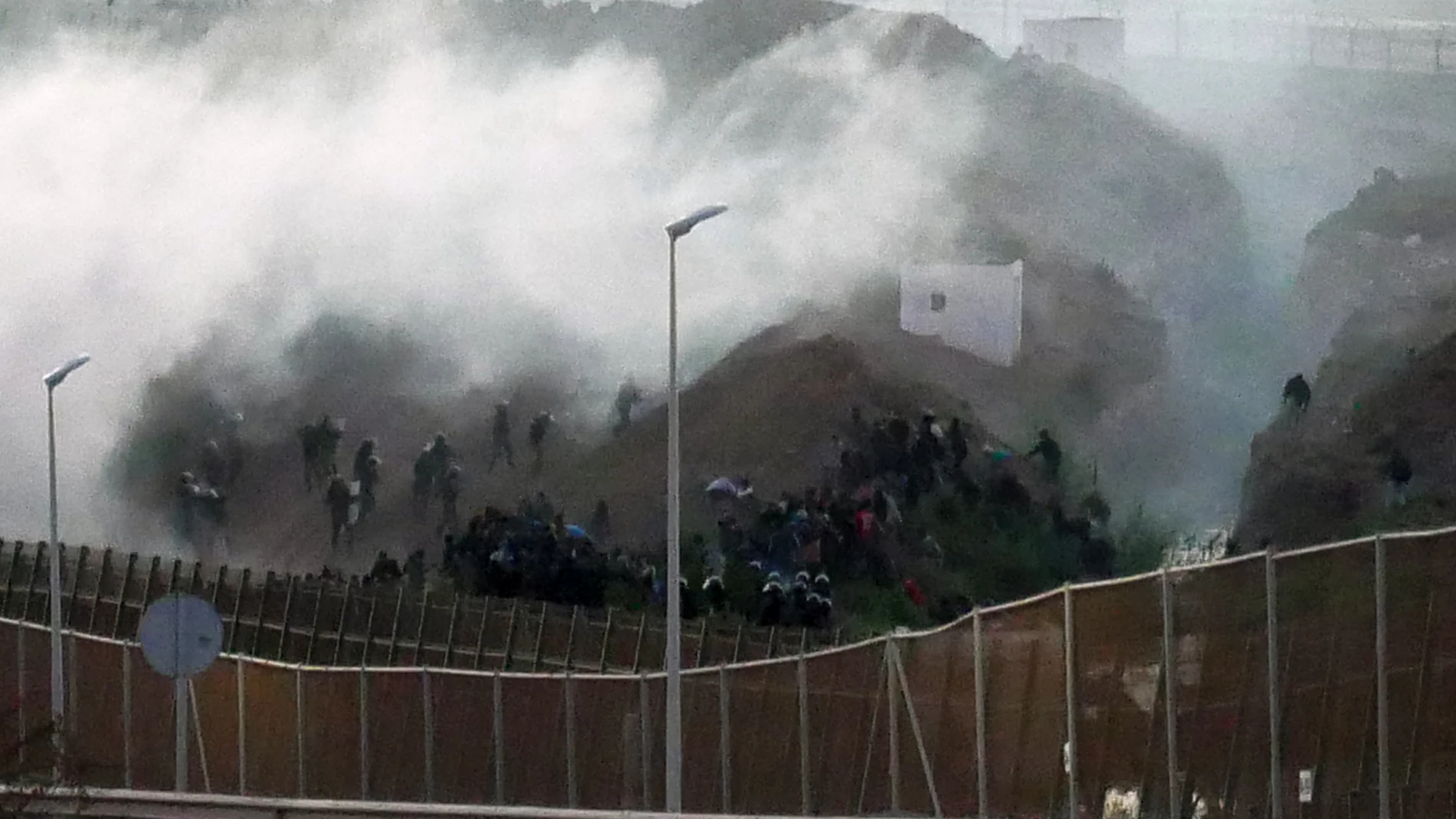 Decenas de migrantes saltan la valla fronteriza de la ciudad española de Melilla con Marruecos, ayer