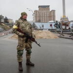 Un militar ucraniano monta guardia en el centro de Kiev