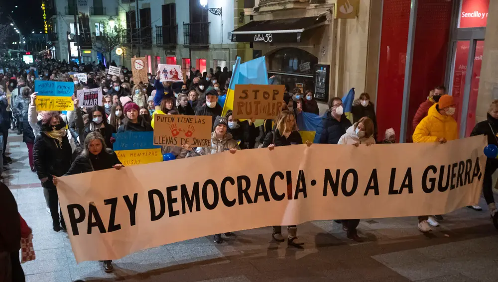 Los colectivos sociales de Soria, incluida la comunidad ucraniana, coordinados por el Ayuntamiento de Soria, han realizado una manifestación para condenar la invasión de Ucrania por Rusia.