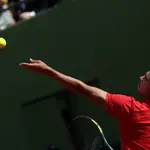 El tenista español Carlos Alcaraz en su estreno en la competición ante el rumano Marius Copil