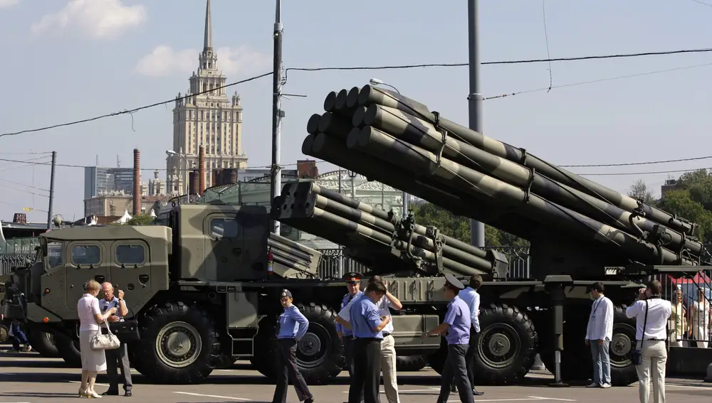 Los lanzacohetes múltiples de fabricación rusa &quot;Smerch&quot;, al frente, y &quot;Uragan&quot;, detrás, en una exhibición en Moscú