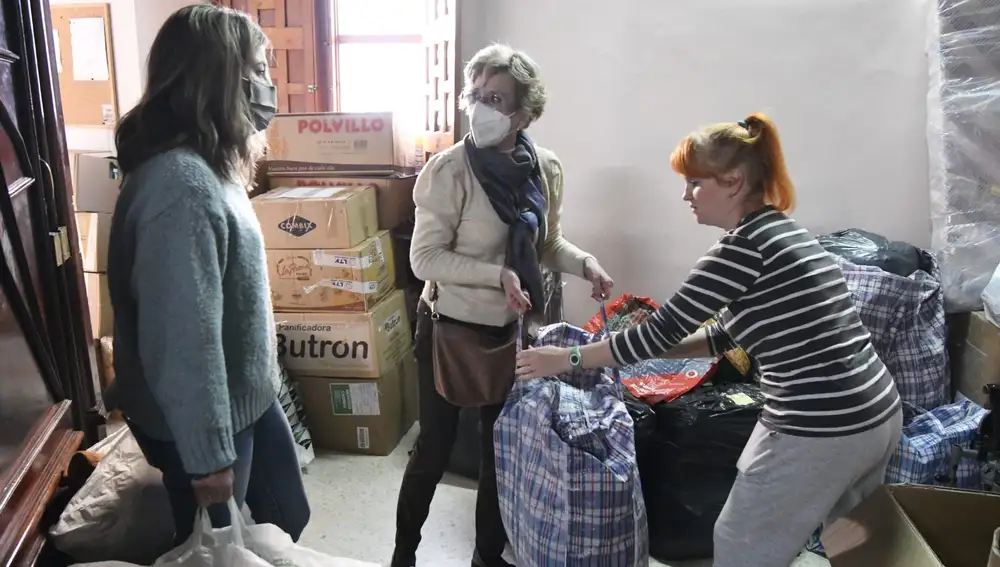 Voluntarias hacen acopio de alimentos y ropa