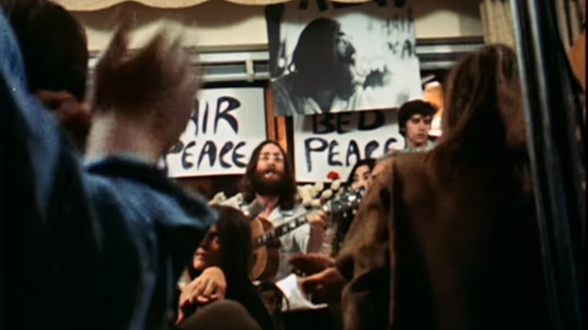 Una imagen del directo de "Give Peace a Chance"