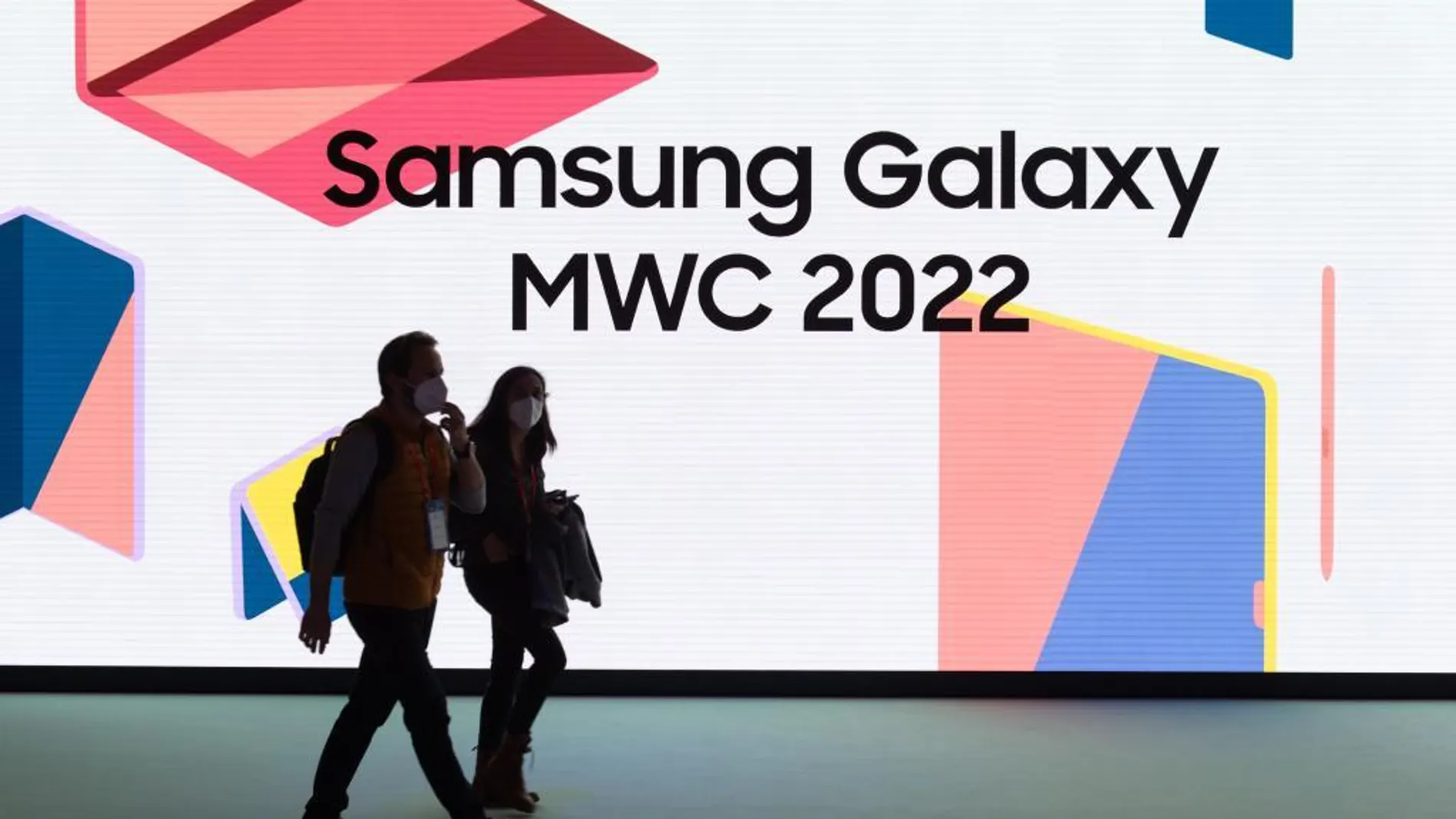 Personas caminan frente al pabellón de Samsung en el Mobile World Congress (MWC), en Barcelona, España, el 2 de marzo de 2022. La edición 2022 del MWC abrió sus puertas el 28 de febrero, para un evento de cuatro días que se espera acoja entre 40.000 y 60.000 personas