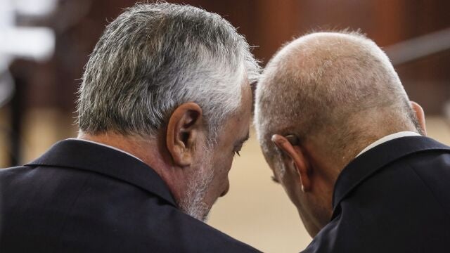 Los expresidentes andaluces José Antonio Griñán (izda.) y Manuel Chaves, durante el juicio de los ERE