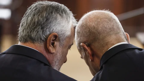 Los expresidentes andaluces José Antonio Griñán (izda.) y Manuel Chaves, durante el juicio de los ERE