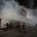 Bomberos apagan un incendio en un almacén en la localidad de Chaiky, en la región de Kiev