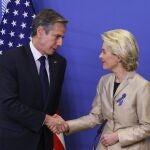 El secretario de Estado de EE UU, Antony Blinken, saluda a la presidenta de la Comisión Europea, Úrsula von der Leyen