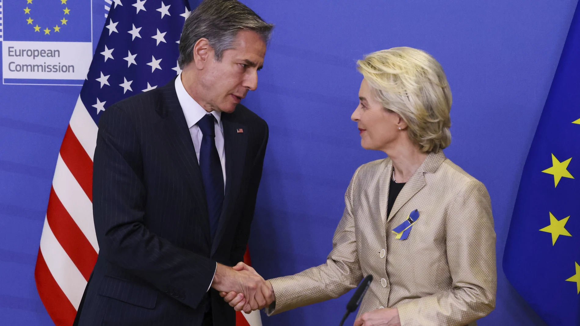 El secretario de Estado de EE UU, Antony Blinken, saluda a la presidenta de la Comisión Europea, Úrsula von der Leyen